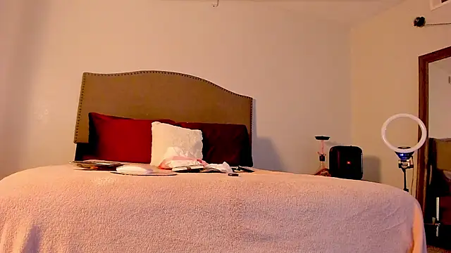 yiauana online show from November 3, 2025, 4:03 am