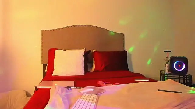 yiauana online show from December 1, 2025, 3:22 am