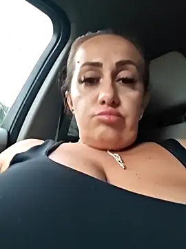 AvaLloyd online show from September 29, 2025, 2:44 pm