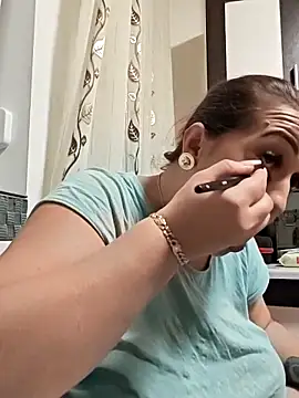 AvaLloyd online show from October 22, 2025, 2:01 am