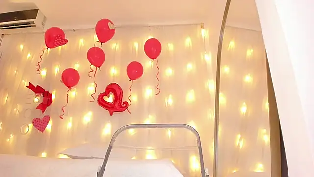 Snapshot of Petite_Lucie chatting on February 13, 2025, 10:11 pm Petite Lucie online show from February 13, 2025, 10:11 pm