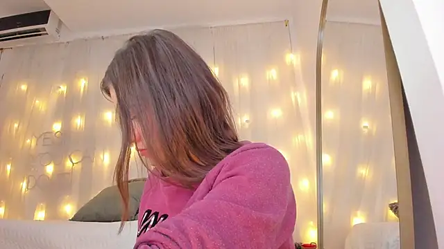 Snapshot of Petite_Lucie chatting on February 20, 2025, 6:57 pm Petite Lucie online show from February 20, 2025, 6:57 pm