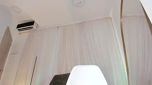 Snapshot of Petite_Lucie chatting on September 24, 2025, 7:06 pm Petite Lucie online show from September 24, 2025, 7:06 pm