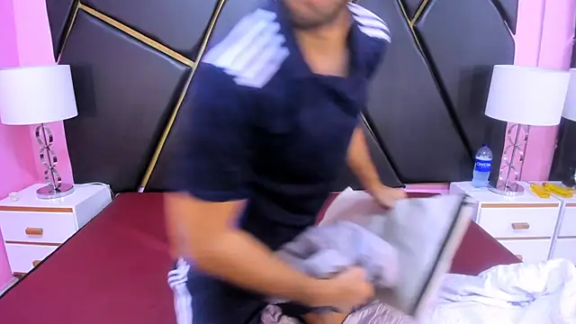 MilanZaire online show from November 8, 2025, 2:12 am