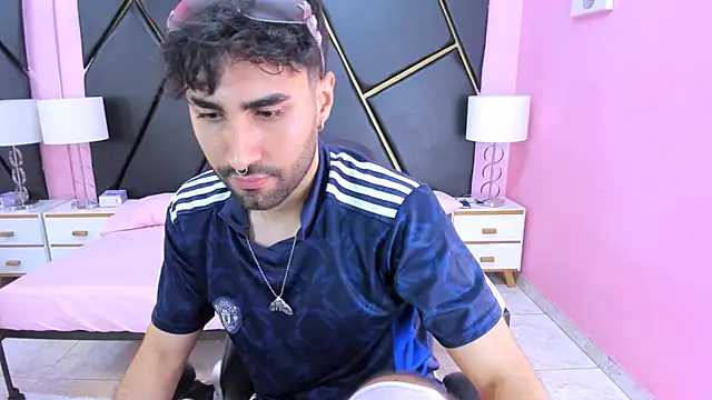 MilanZaire online show from November 11, 2025, 11:49 pm