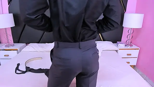 MilanZaire online show from November 15, 2025, 9:43 pm