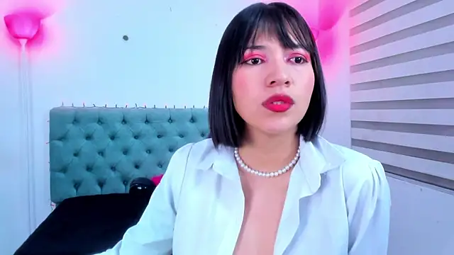 lina bedoya  online show from January 13, 2025, 11:52 am