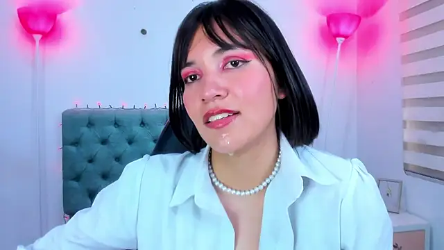 lina bedoya  online show from January 13, 2025, 5:55 pm