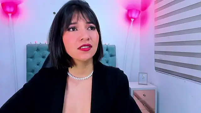 lina bedoya  online show from January 18, 2025, 11:43 am