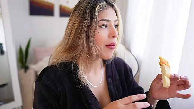 SaraParisi online show from January 4, 2025, 1:42 pm