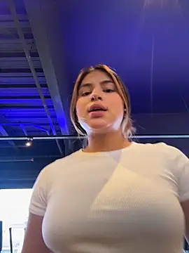 SaraParisi online show from October 31, 2025, 5:36 pm