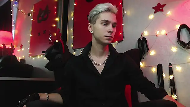 Joseph  Quinn online show from December 26, 2024, 11:10 am