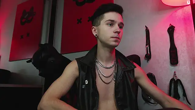 Joseph  Quinn online show from January 18, 2025, 2:12 pm