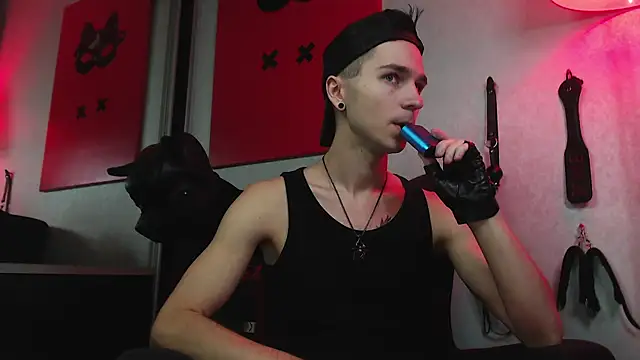 Joseph  Quinn online show from February 1, 2025, 2:24 pm