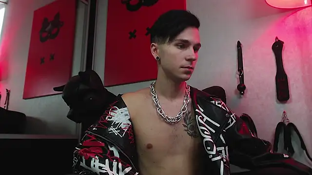 Joseph  Quinn online show from February 3, 2025, 11:09 am