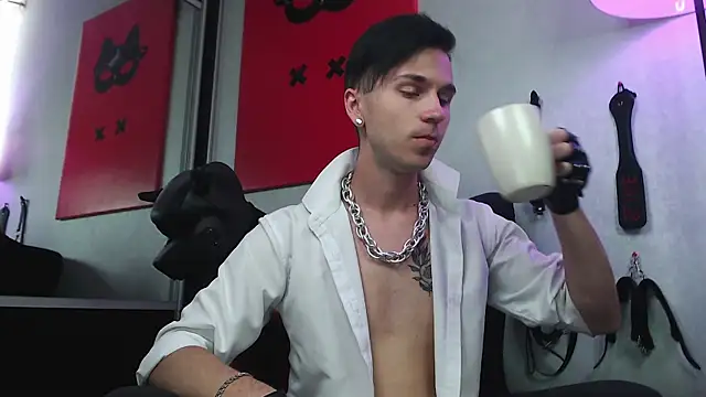 Joseph  Quinn online show from February 17, 2025, 11:13 am