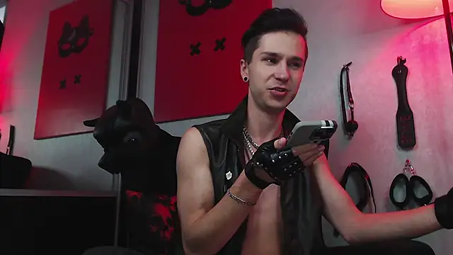 Joseph  Quinn online show from March 2, 2025, 2:10 pm