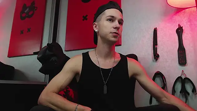 Joseph  Quinn online show from March 16, 2025, 9:05 am