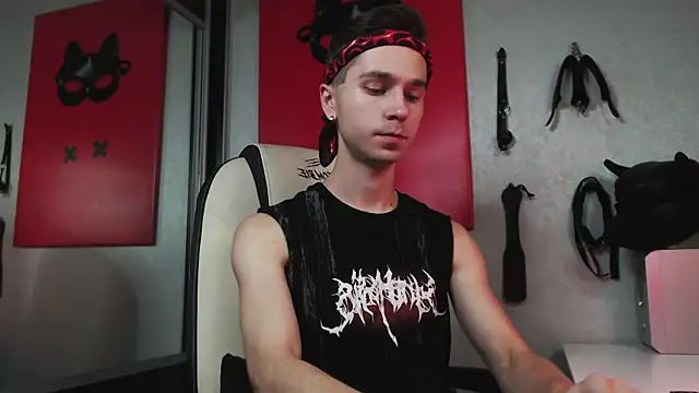 Joseph  Quinn online show from September 19, 2025, 8:49 am