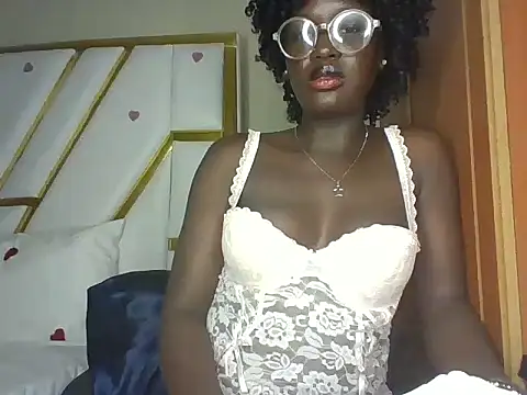 cutesmiling online show from March 13, 2025, 5:33 am