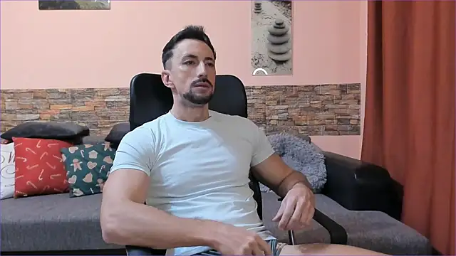 HotHunkTrainer online show from February 17, 2025, 8:52 am