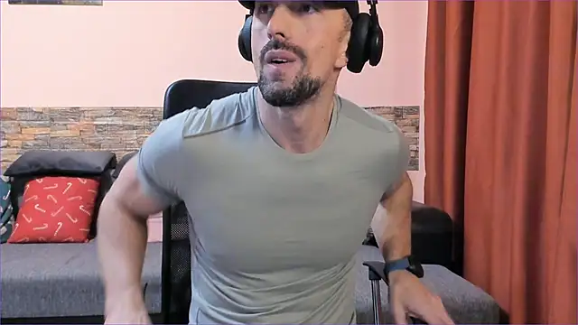 HotHunkTrainer online show from February 24, 2025, 5:20 pm