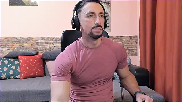 HotHunkTrainer online show from February 25, 2025, 5:25 pm