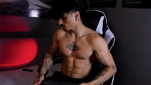 Snapshot of Thomas_Fit1 chatting on April 20, 2026, 7:37 pm Thomas Fit1 online show from April 20, 2026, 7:37 pm