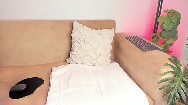 iam-ella18 online show from November 28, 2025, 1:08 am