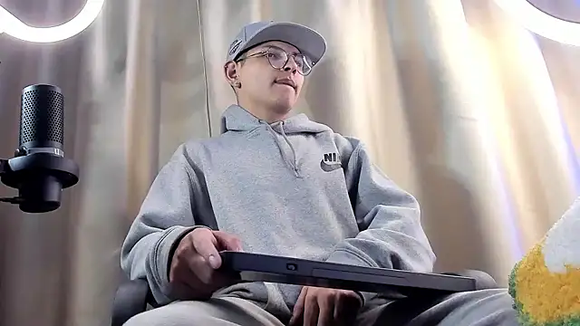 a lejandro 0 8 online show from February 5, 2025, 7:07 am