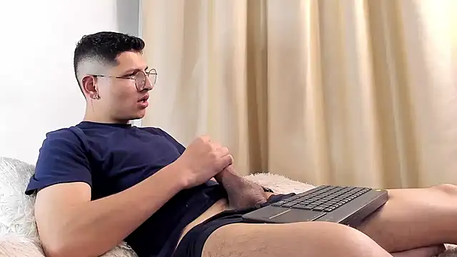 a lejandro 0 8 online show from February 7, 2025, 10:19 am