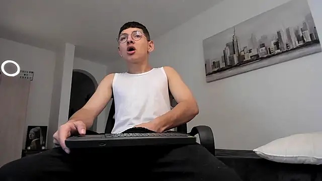 a lejandro 0 8 online show from March 10, 2025, 2:37 pm