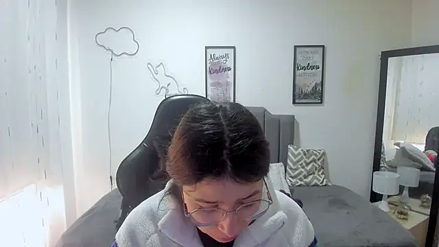 Amy joones online show from September 20, 2025, 1:56 pm