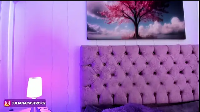 Julianaa Castro  online show from February 25, 2025, 6:09 pm