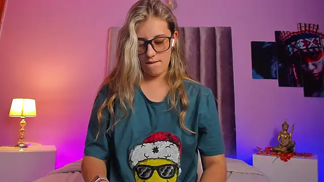 Giia paiige18 online show from December 19, 2024, 7:18 am