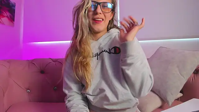 Giia paiige18 online show from December 29, 2024, 12:55 pm