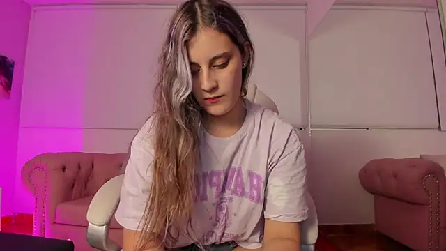 Giia paiige18 online show from January 11, 2025, 3:34 am