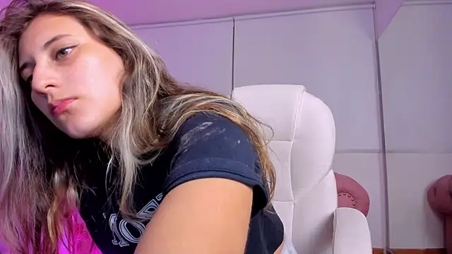 Giia paiige18 online show from February 12, 2025, 9:42 am