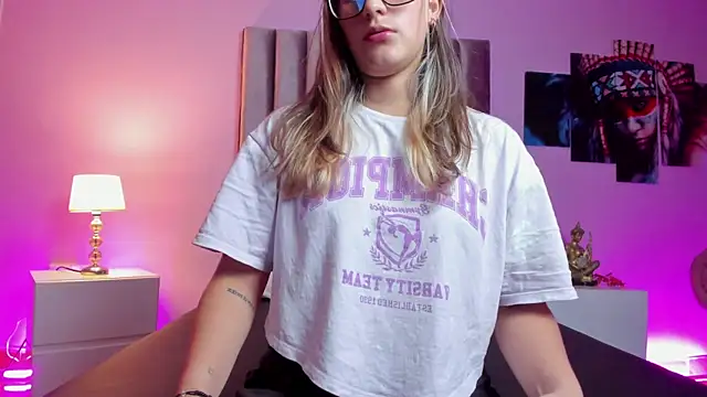 Giia paiige18 online show from February 22, 2025, 3:56 am