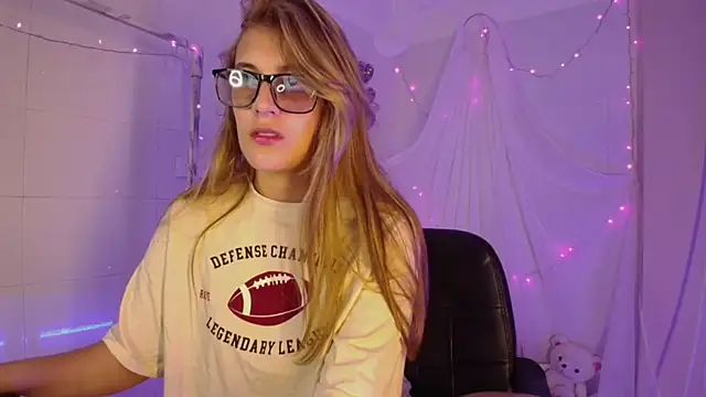 Giia paiige18 online show from November 10, 2025, 1:21 pm