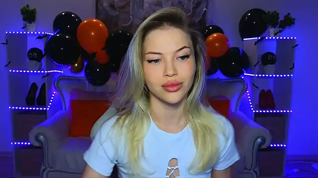 Snapshot of EmmyMills chatting on October 28, 2025, 9:17 pm EmmyMills online show from October 28, 2025, 9:17 pm