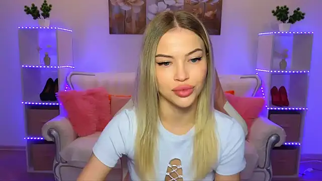 Snapshot of EmmyMills chatting on November 7, 2025, 11:38 pm EmmyMills online show from November 7, 2025, 11:38 pm