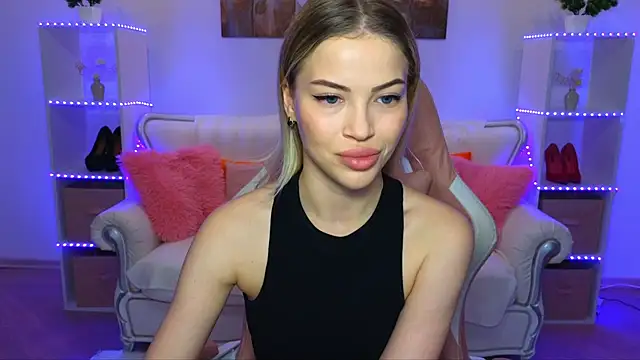 Snapshot of EmmyMills chatting on November 9, 2025, 10:19 pm EmmyMills online show from November 9, 2025, 10:19 pm