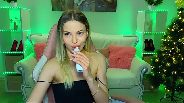 Snapshot of EmmyMills chatting on December 20, 2025, 9:44 pm EmmyMills online show from December 20, 2025, 9:44 pm