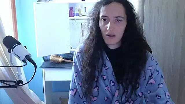 MemiKouki online show from October 8, 2025, 3:20 pm