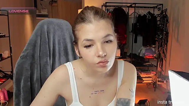 AnnaTrueno online show from October 3, 2025, 6:05 pm