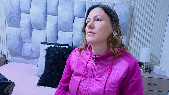 charlotte  G online show from November 6, 2025, 11:33 am