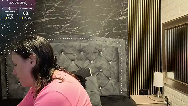 charlotte  G online show from November 23, 2025, 8:47 am