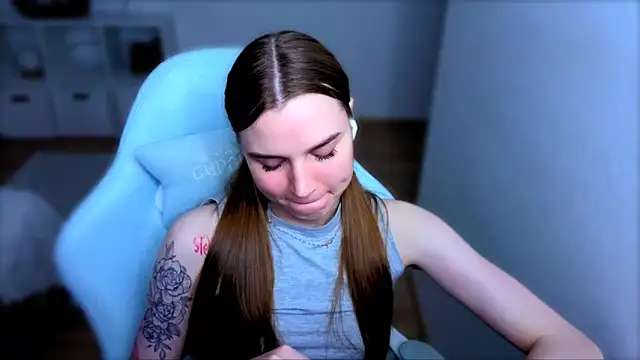 StellaLawless online show from November 17, 2025, 3:01 am