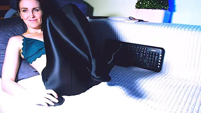 Lina Owl online show from December 14, 2024, 1:06 am